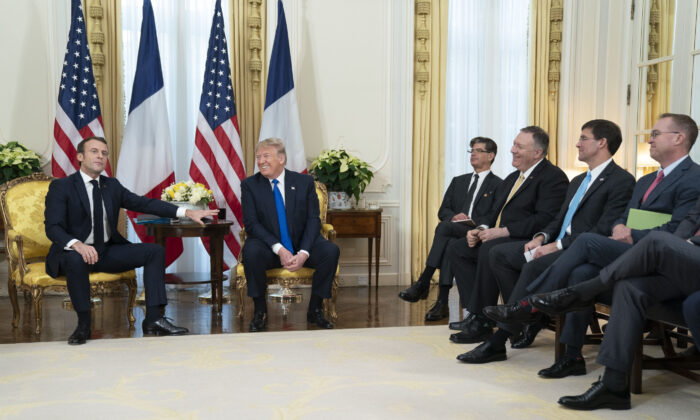 El presidente Donald J. Trump participa en una reunión bilateral ampliada con el presidente Emmanuel Macron de Francia el martes 3 de diciembre de 2019 en Winfield House en Londres. (Foto oficial de la Casa Blanca por Shealah Craighead)
