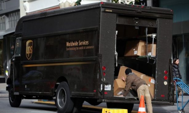 trabajador de UPS descarga paquetes desde su camión en San Francisco