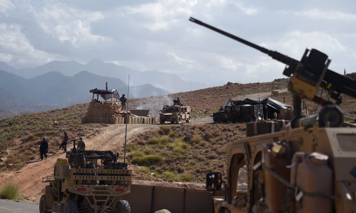 El Ejército de EE. UU. De la OTAN y las fuerzas de comando afganas se muestran en un puesto de control durante una patrulla contra soldados de ISIS en el distrito de Deh Bala en la provincia oriental de la provincia de Nangarhar en Afganistán el 7 de julio de 2018, (Wakil Kohsar / AFP / Getty Images)
