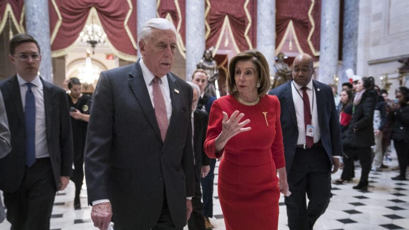 El representante de la Cámara, Steny Hoyer (D-Md.) y la presidenta de la Cámara de Representantes, Nancy Pelosi (D-Calif.) caminan desde el piso de la Cámara donde los miembros debaten el acuerdo USMCA en el Capitolio el 19 de diciembre de 2019. (Sarah Silbiger/Getty Images)