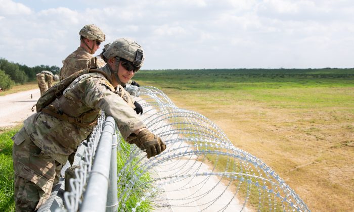 El ejército de los EE. UU. Instala un cable de concertina en la pared en el Condado de Hidalgo, Texas, al norte de la frontera entre EE. UU. y México (Samira Bouaou / The Epoch Times)
