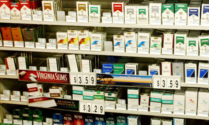 Varios paquetes de cigarrillos sobre un estante en una tienda de Safeway en Capitol Hill en Washington el 20 de noviembre de 2002. (Mark Wilson/Getty Images)