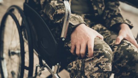 Veterano da Marinha dos EUA, paralisado em combate no Iraque, aprende a andar novamente 15 anos depois