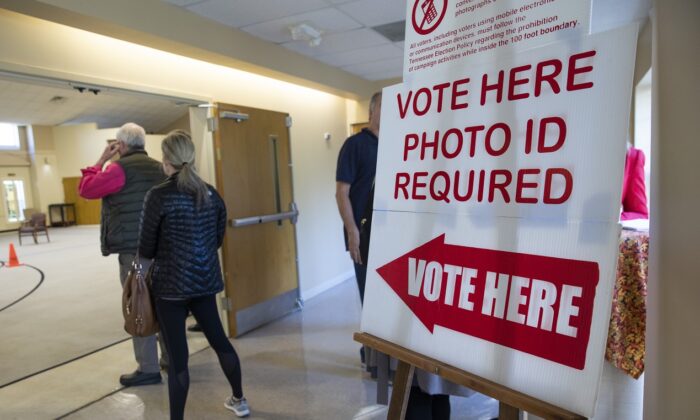 Un letrero recuerda a los votantes que necesitan una identificación con foto para votar el día de las elecciones, el 6 de noviembre de 2018, en un colegio electoral en la Iglesia Presbiteriana de Hillsboro, en Nashville, Tennessee. (Drew Angerer / Getty Images)