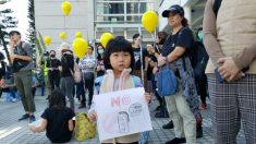 Padres junto a sus hijos exigen que la policía de Hong Kong deje de usar gases lacrimógenos