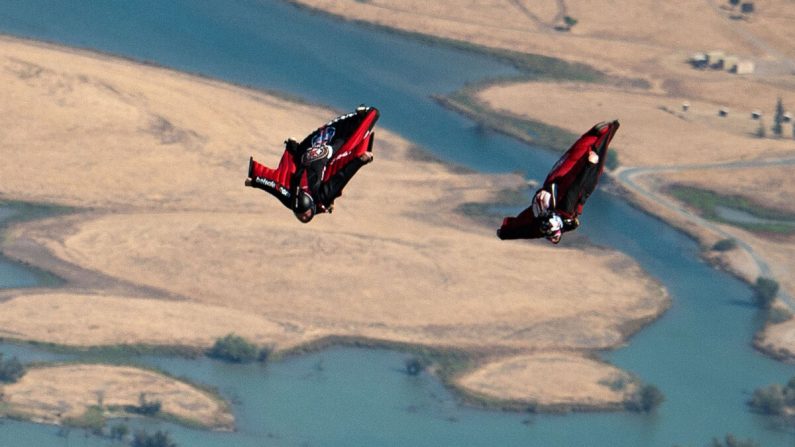 Los corredores de Wingsuit compiten en Oakdale, California, el 17 de julio de 2014. (Red Bull a través de Getty Images)