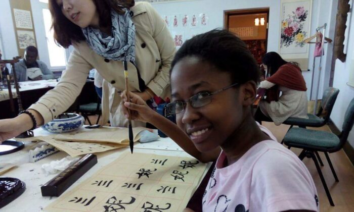 Zipporah Bvalani en una clase de caligrafía china. (Cortesía de Zipporah Bvalani)