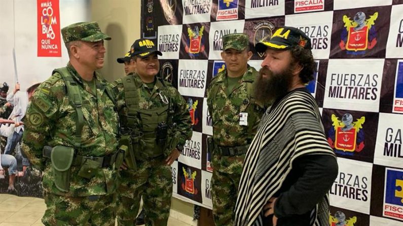 Fotografía cedida el 25 de diciembre de 2019 por el Ejército de Colombia de soldados hablando con el ciudadano Octavio Sánchez Correa (d) tras su liberación, en Tadó (Colombia). EFE/Ejército de Colombia