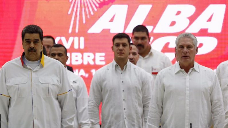 O presidente cubano, Miguel Díaz-Canel (D), participa com seu colega venezuelano, Nicolás Maduro (E), hoje, sábado, durante a inauguração da XVII Cúpula da Aliança Bolivariana para os Povos da América (ALBA) em Havana (EFE / Ernesto Mastrascusa)
