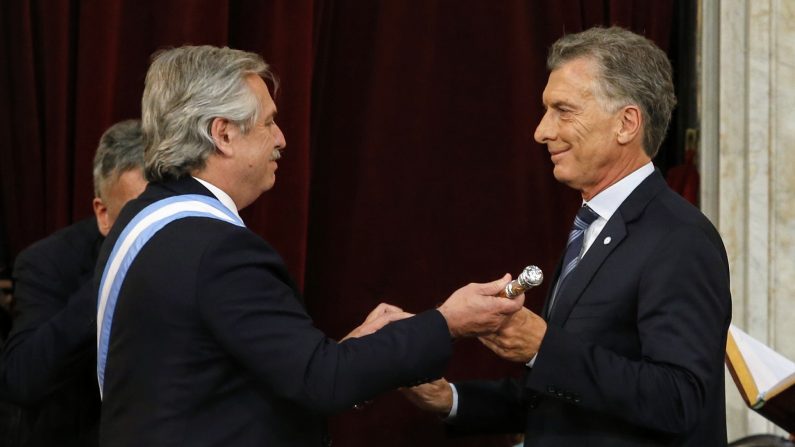 El nuevo presidente de Argentina Alberto Fernández recibe el mando del saliente presidente Mauricio Macri. (Casa Rosada. Presidencia de Argentina)