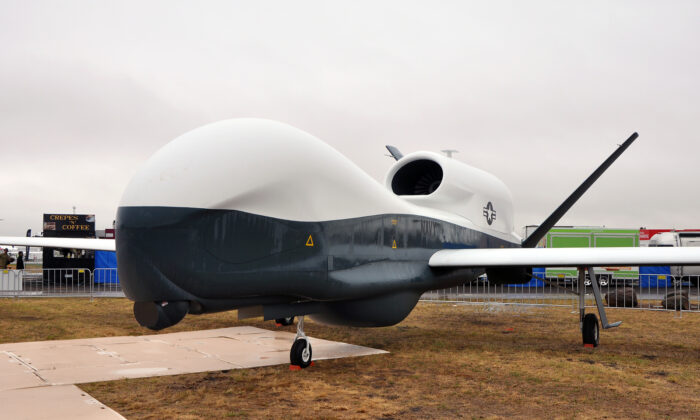 El UAV de vigilancia Northrop Grumman MQ-4C Triton, la plataforma clave utilizada por la Marina de los Estados Unidos para la vigilancia. (Robert Frola vía Wikimedia Commons)