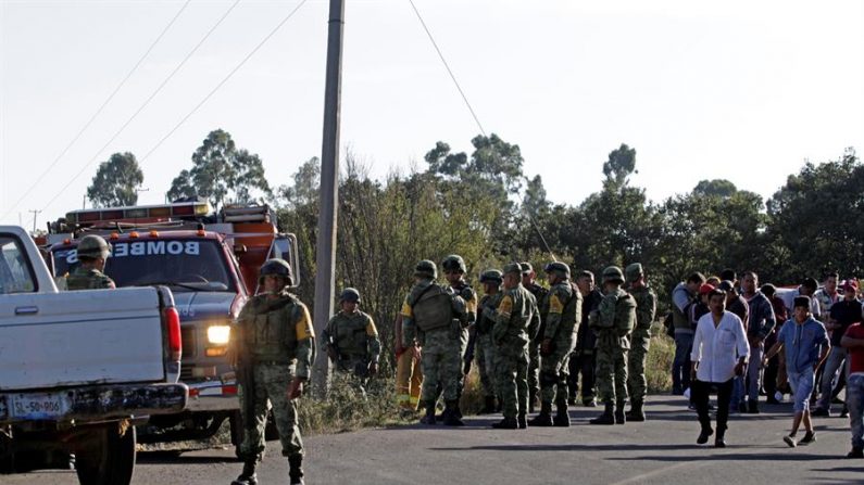 Un grupo de soldados vigila este viernes la zona donde ocurrió una explosión en un almacén de pirotecnia en la localidad Santa Cruz Alpuyeca, municipio de Amozoc, estado Puebla (México). EFE/Hilda Ríos