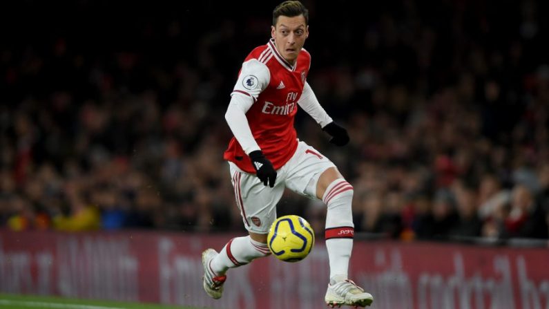 Mesut Özil del Arsenal durante el partido de Liga Premier entre el Arsenal FC y Brighton & Hove Albion en el Emirates Stadium de Londres el 5 de diciembre de 2019. (Mike Hewitt/Getty Images)