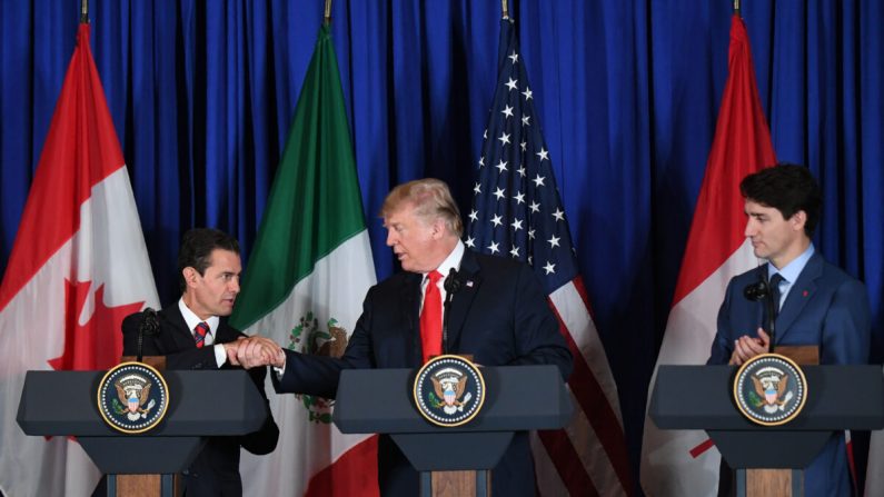(De izquierda a derecha) El presidente mexicano Enrique Peña Nieto, el presidente estadounidense Donald Trump y el primer ministro canadiense Justin Trudeau hacen una declaración sobre la firma de un nuevo tratado de libre comercio en Buenos Aires, al margen de la Cumbre de Líderes del G20, el 30 de noviembre de 2018. (MARTIN BERNETTI/AFP vía Getty Images)