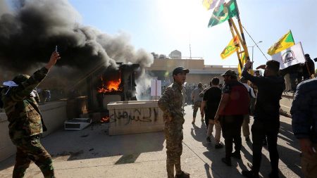 Manifestantes invadem Embaixada dos EUA em Bagdá