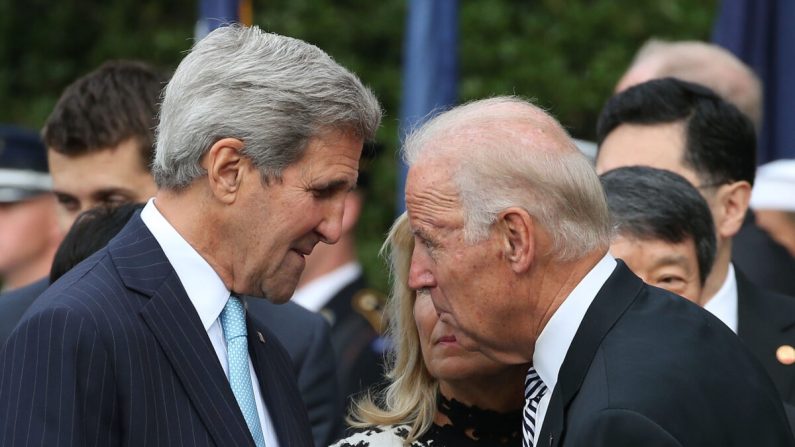 El entonces vicepresidente Joe Biden, a la derecha, habla con el entonces secretario de Estado John Kerry en Washington, en una fotografía de archivo de 2015. (Mark Wilson/Getty Images)