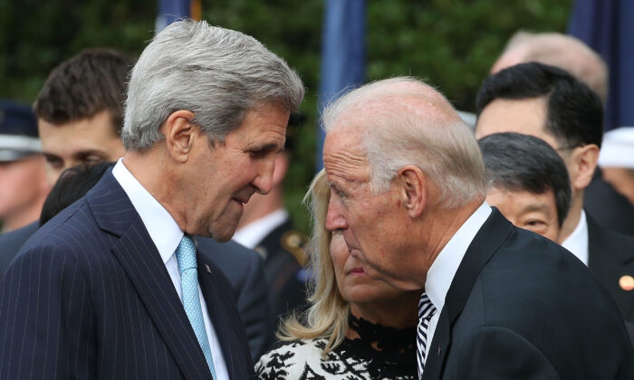 El entonces Vice Presidente Joe Biden (derecha) habla con el entonces Secretario de Estado John Kerry, Washington D.C., 2015, fotografía de archivo. (Mark Wilson/Getty Images)