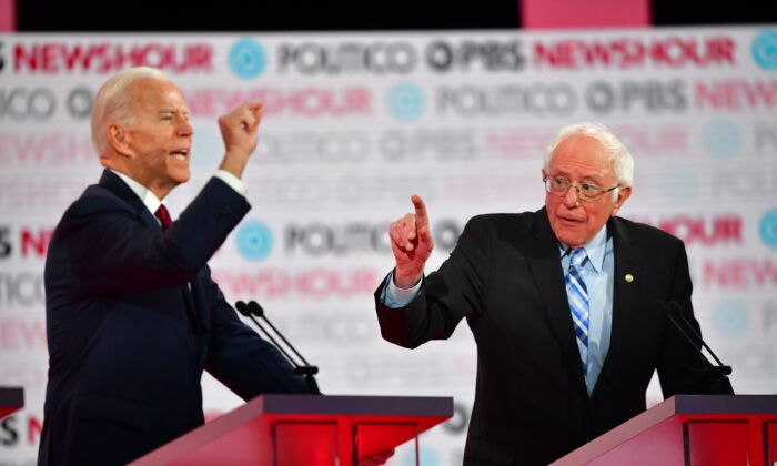 El aspirante a la presidencia demócrata, el exvicepresidente Joe Biden (izq.) y el senador Bernie Sanders (I-Vt.) participan en el sexto debate de las primarias demócratas de la temporada de la campaña presidencial de 2020 en la Universidad Loyola Marymount de Los Ángeles, California, el 19 de diciembre de 2019. (Frederic J. Brown/AFP vía Getty Images)