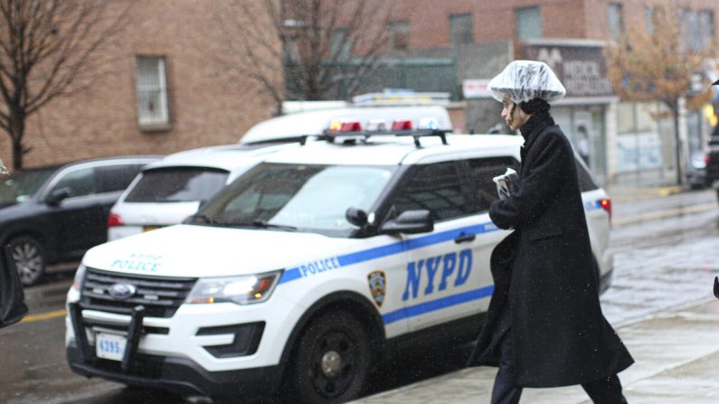 Un patrullero de la policía de Nueva York en South Williamsburg Brooklyn el 30 de diciembre de 2019 en la ciudad de Nueva York, dos días después de que un intruso hirió a cinco personas en la casa de un rabino en Monsey, Nueva York. (KENA BETANCUR/AFP vía Getty Images)