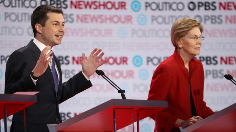 El alcalde de South Bend, Pete Buttigieg, izquierda, habla mientras la senadora Elizabeth Warren (D-Minn.) escucha durante el debate presidencial demócrata en la Universidad Loyola Marymount en Los Ángeles, California, el 19 de diciembre de 2019. (Justin Sullivan/Getty Images)