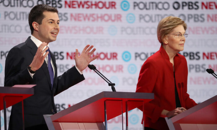 El alcalde de South Bend, Pete Buttigieg, izquierda, habla mientras la senadora Elizabeth Warren (D-Minn.) escucha durante el debate presidencial demócrata en la Universidad Loyola Marymount en Los Ángeles, California, el 19 de diciembre de 2019. (Justin Sullivan/Getty Images)