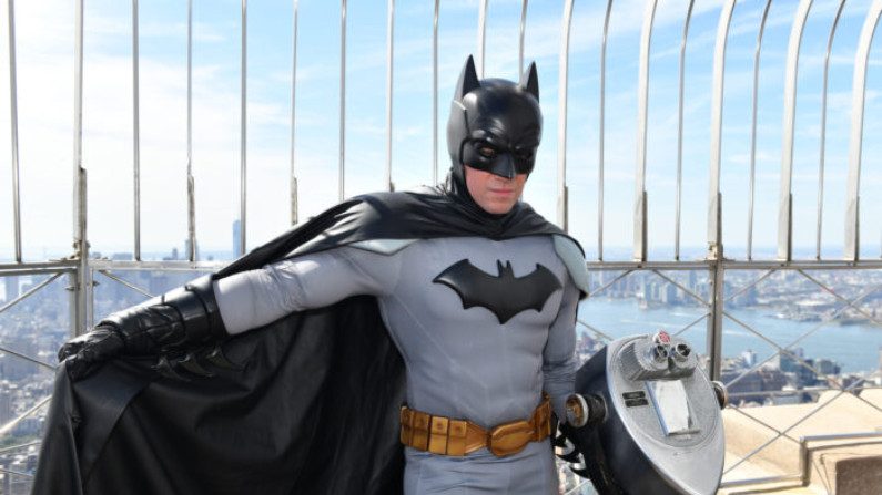 Batman comemorou seu 80º aniversário visitando o arranha-céu mais icônico da cidade gótica, o Empire State Building em Nova Iorque, em 20 de setembro de 2019 (Craig Barritt / Getty Images para Warner Bros Consumer Products)
