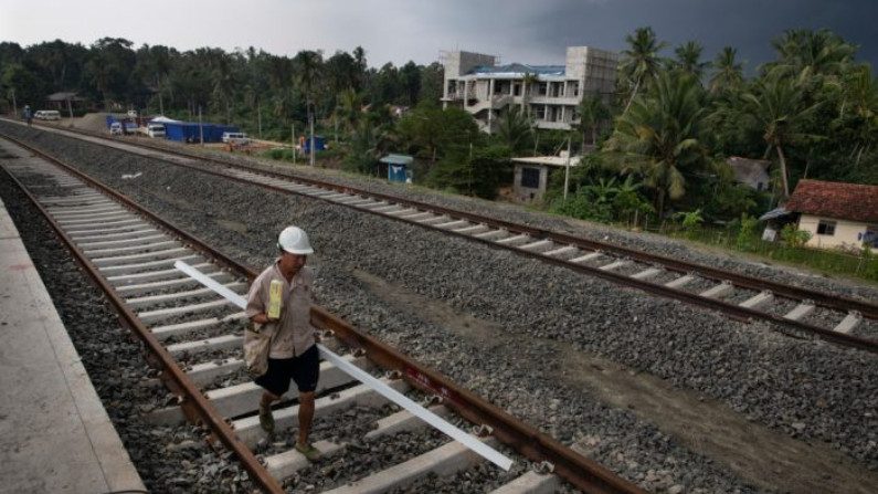 Trabalhadores chineses ajudam a construir uma nova estação de trem em Beliatta, Sri Lanka, gerenciada e projetada por chineses em 18 de novembro de 2018 (Paula Bronstein / Getty Images)