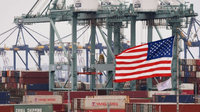 Contenedores de embarque chinos junto a una bandera estadounidense en el Puerto de Los Ángeles en Long Beach, California, el 14 de mayo de 2019. (Mark Ralston/AFP/Getty Images)