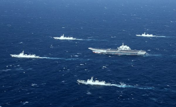 Una formación de la armada china durante los ejercicios militares en el Mar del Sur de China, el 2 de enero de 2017. (STR/AFP/Getty Images)
