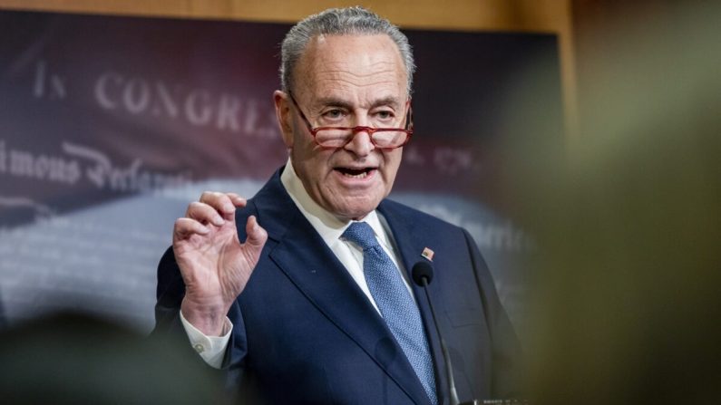 El líder de la minoría en el Senado, Chuck Schumer (D-N.Y.), da una conferencia de prensa en el Capitolio de Estados Unidos en Washington el 16 de diciembre de 2019. (Samuel Corum/Getty Images)