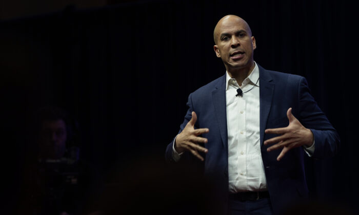 El candidato presidencial demócrata, el senador Cory Booker (D-N.J.), habla en el Foro de Candidatos Presidenciales de los Teamsters Vote 2020 en Cedar Rapids, Iowa, el 7 de diciembre de 2019. (Win McNamee/Getty Images)