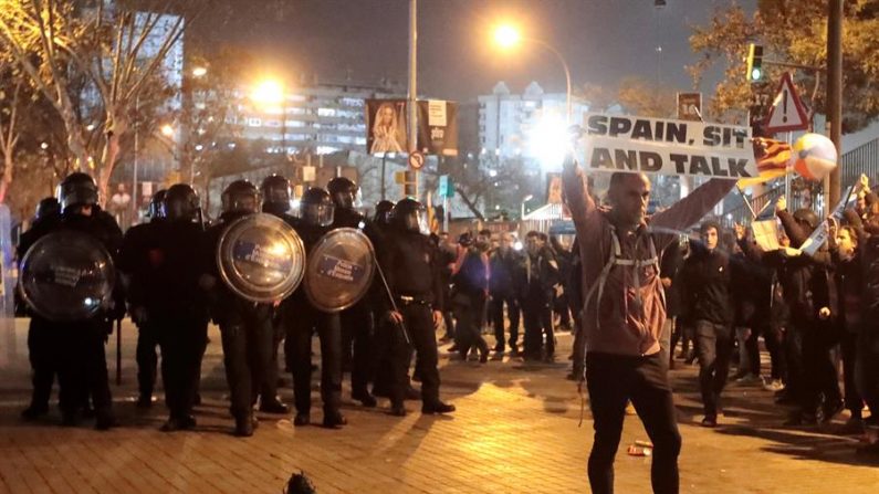 Los Mossos de Esquadra com os manifestantes durante os incidentes nos arredores de Camp Nou na comemoração do adiado jogo da LaLiga disputado por Barcelona e Real Madrid na quarta-feira (EFE / Marta Pérez)