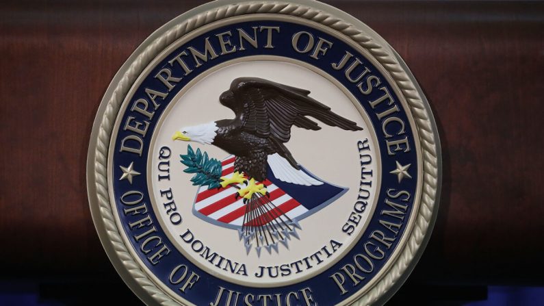 El sello del Departamento de Justicia se ve en el atril durante una cumbre del Subcomité de Crímenes de Odio en Washington, el 29 de junio de 2017. (Mark Wilson/Getty Images)