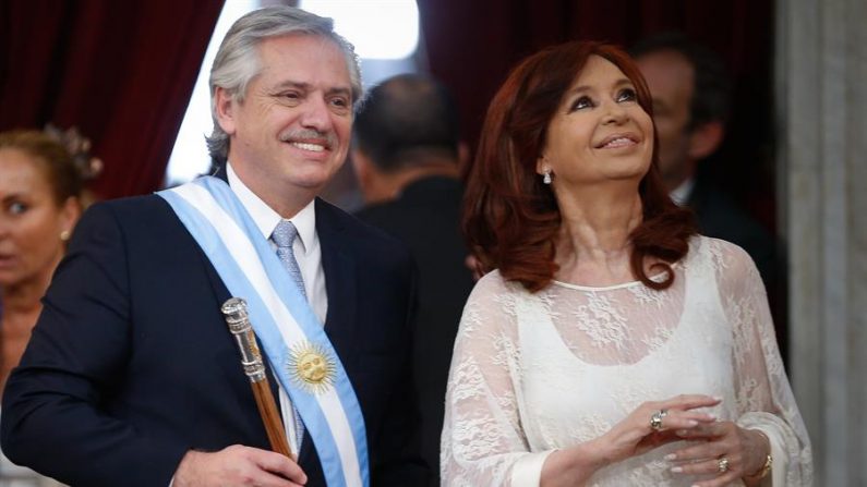 Alberto Fernández (i) y Cristina Fernández (d) asumen como presidente y vicepresidente de Argentina respectivamente durante una ceremonia este martes, en Buenos Aires (Argentina). EFE/ Juan Ignacio Roncoroni
