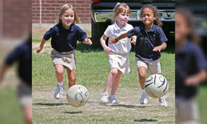 Unos niños juegan con pelotas de fútbol en la escuela primaria Northwestern en Zachary (La), el 7 de septiembre de 2005. (Paul J. Richards/AFP vía Getty Images)