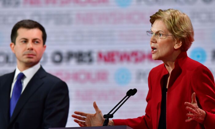 La senadora Elizabeth Warren (D-Mass.) habla y el alcalde de South Bend, Pete Buttigieg, observa durante el sexto debate de las primarias demócratas de la temporada de campaña presidencial 2020 en la Universidad Loyola Marymount en Los Ángeles, California, el 19 de diciembre de 2019. (Frederic J. Brown/AFP vía Getty Images)