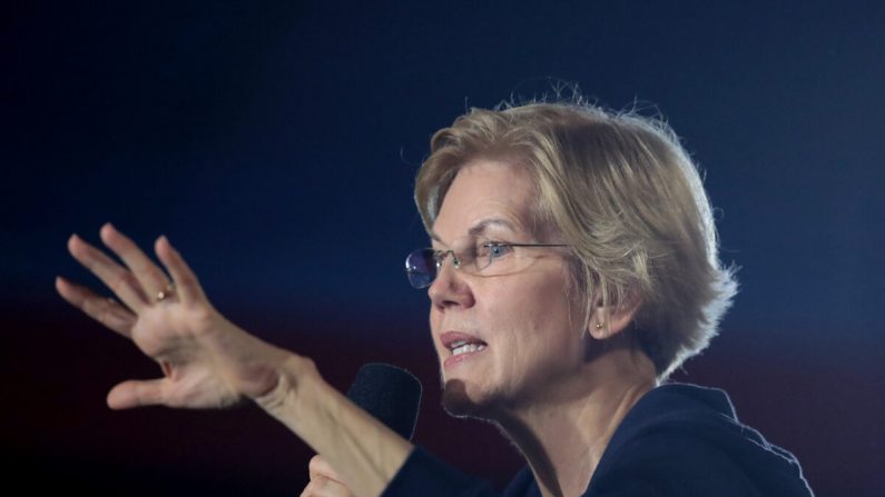 La candidata presidencial demócrata y senadora Elizabeth Warren (D-Mass.) habla sobre la campaña electoral en West Des Moines, Iowa, el 25 de noviembre de 2019. (Scott Olson/Getty Images)