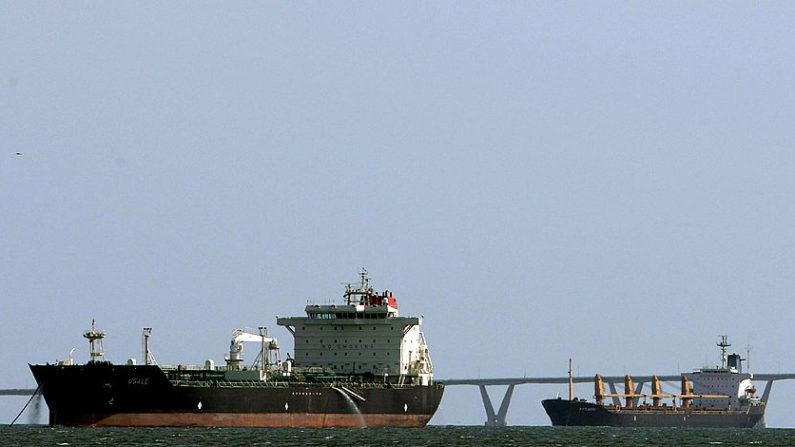 Foto de archivo de dos buques petroleros permanecen en el mar cerca de Maracaibo, a unos 650 kilómetros al oeste de Caracas el 4 de marzo de 2008, antes de dirigirse al muelle de la petrolera estatal PDVSA (Créditos: JUAN BARRETO/AFP via Getty Images)