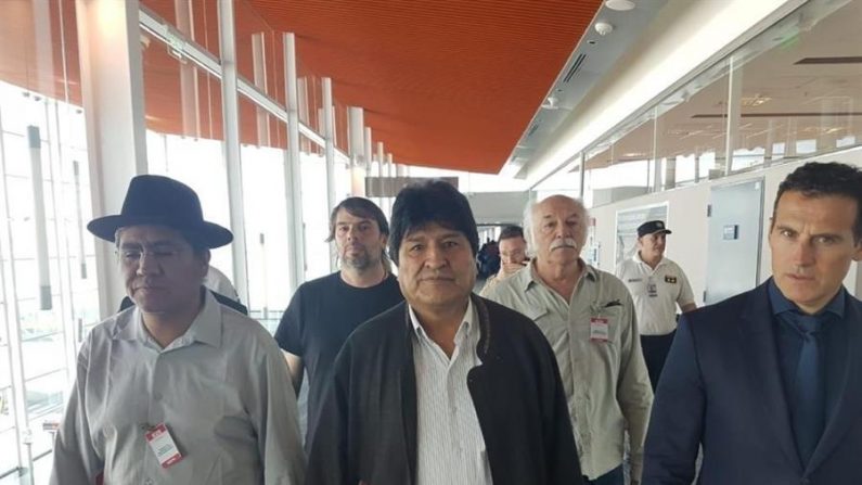 Fotografia cortesia do secretário de comunicação da CTA dos trabalhadores da Argentina, Carlos Girotti, na quinta-feira, na qual o ex-presidente boliviano Evo Morales (c) foi registrado, na chegada ao Aeroporto Internacional de Ezeiza, em Buenos Aires (EFE / Carlos Girotti)