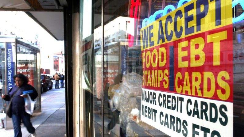 Un cartel en una ventana del mercado anuncia la aceptación de cupones de alimentos en la ciudad de Nueva York el 7 de octubre de 2010. (Spencer Platt / Getty Images)