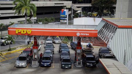 Venezuela volta a sofrer com problemas de fornecimento de gasolina