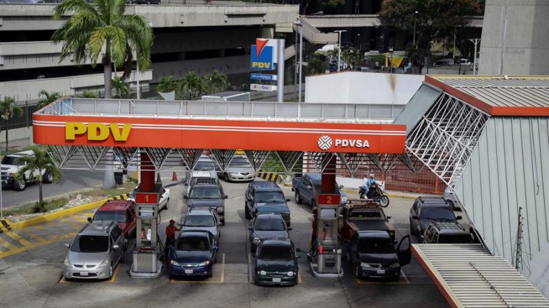Los conductores hacen cola para repostar sus vehículos en una estación de servicio en Caracas (Venezuela). (EFE / Rayner Peña R.)