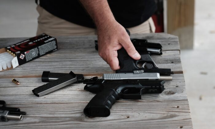 Pistolas en un campo de tiro durante el "Festival de la Libertad de la Vara del Hierro" en Greeley, Pensilvania, el 12 de octubre de 2019. (Spencer Platt / Getty Images)