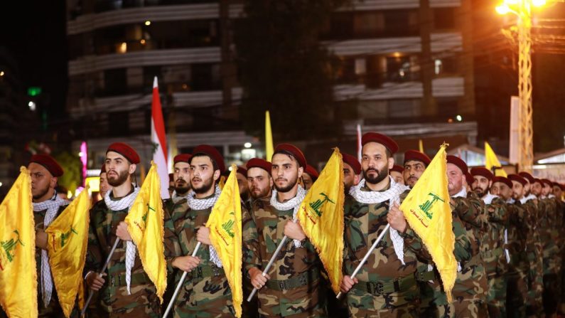 Los miembros del grupo terrorista chií libanés Hezbolá llevan banderas al sur de la capital Beirut (Líbano) para conmemorar el Día Internacional de al-Quds (Jerusalén), el 31 de mayo de 2019. (Anwar Amro / AFP / Getty Images)