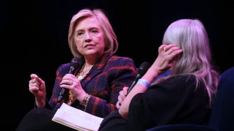 Hillary Rodham Clinton habla sobre su nuevo libro "Gutsy Women" en Londres el 10 de noviembre de 2019. (Isabel Infantes/AFP a través de Getty Images)