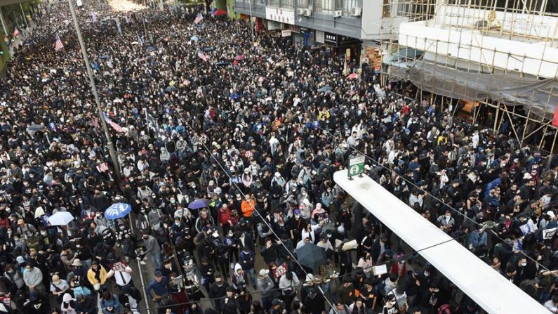 Centenas de milhares de manifestantes pró-democracia de Hong Kong voltaram às ruas no domingo(8), no chamado "Dia da Marcha dos Direitos Humanos", quando se reuniram seis meses após o início dos protestos que devastaram a cidade semi-autônoma da China (EFE / Miguel Candela )