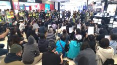 Manifestantes en Hong Kong se reúnen en centros comerciales para recordar ataque a la estación de metro