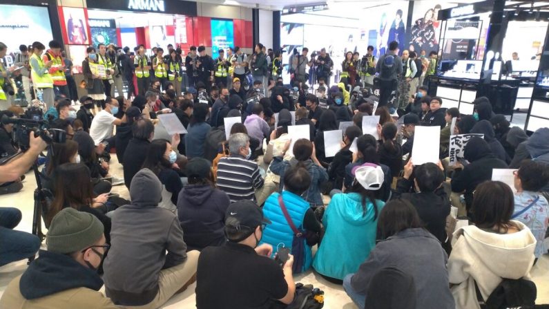 Los manifestantes tienen una sentada pacífica en el centro comercial Yoho en Yuen Long, Hong Kong, el 21 de diciembre de 2019. (Frank Fang/The Epoch Times)