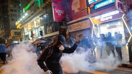 Manifestantes são detidos durante protesto em centro comercial de Hong Kong