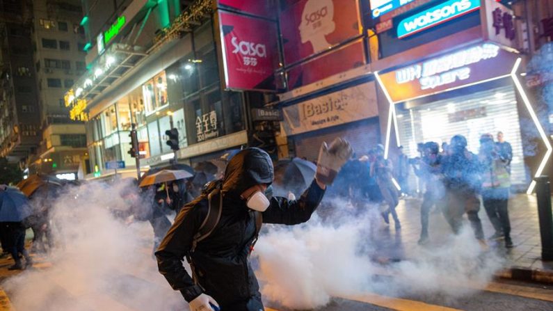 A véspera de Natal foi marcada por novos confrontos entre policiais e manifestantes nas ruas de Hong Kong, que novamente testemunharam uma troca de coquetéis molotov e latas de gás lacrimogêneo (EFE / EPA / Jerome Favre)